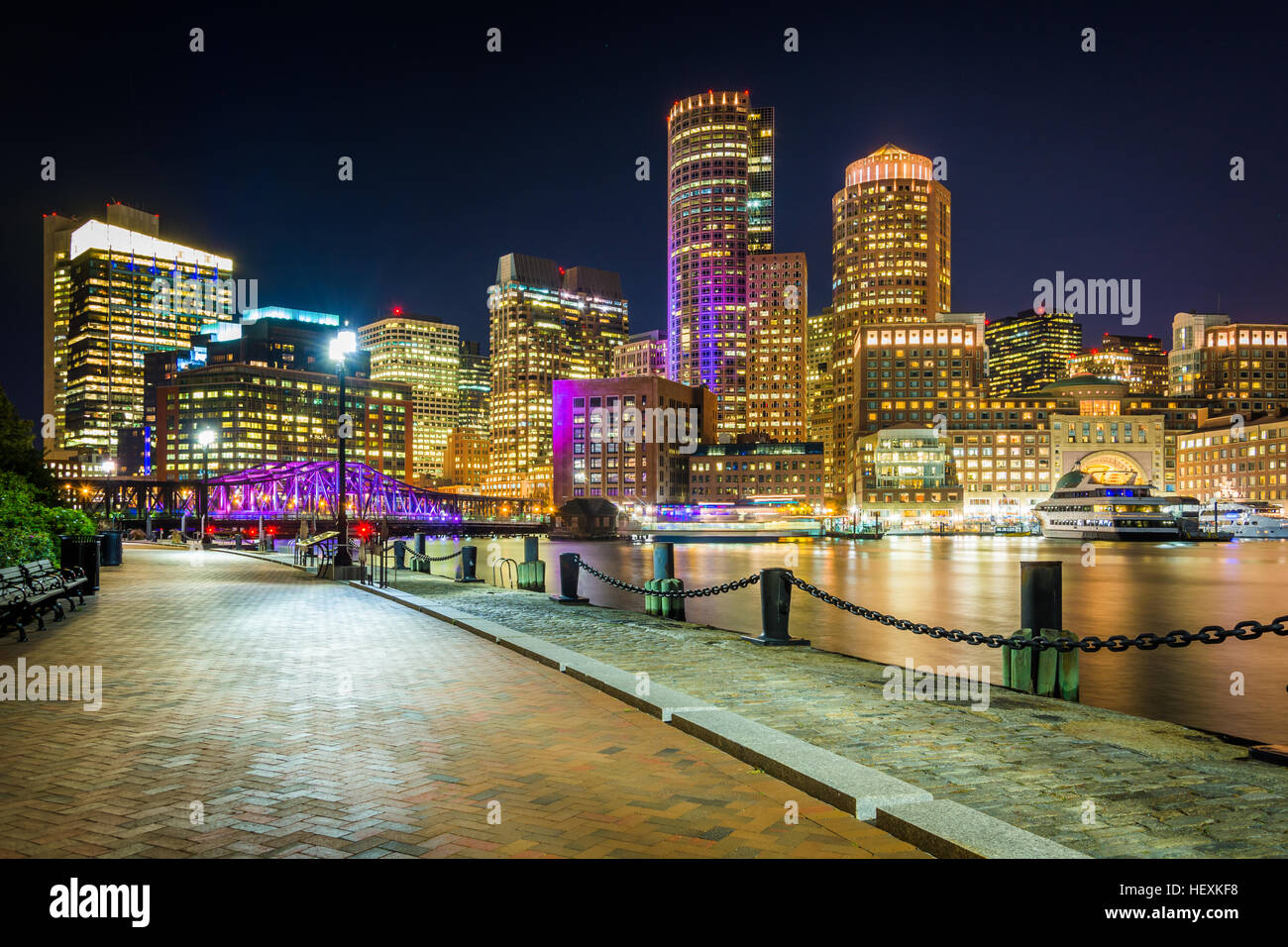 Les toits de Boston et Fort Point Channel dans la nuit, à Boston, Massachusetts. Banque D'Images