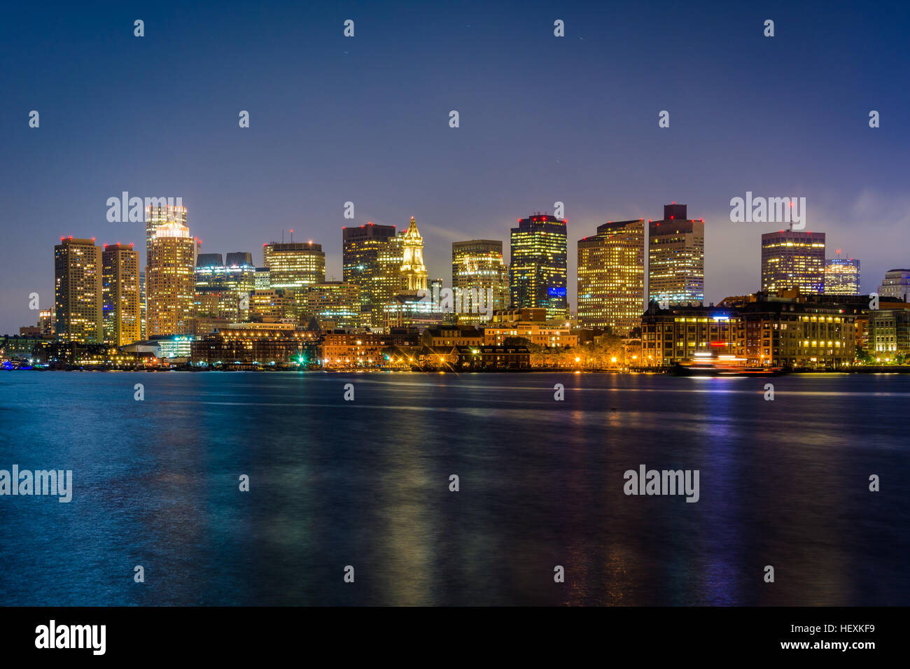 Le Boston skyline vu de LoPresti Parc de nuit, à East Boston, Massachusetts. Banque D'Images
