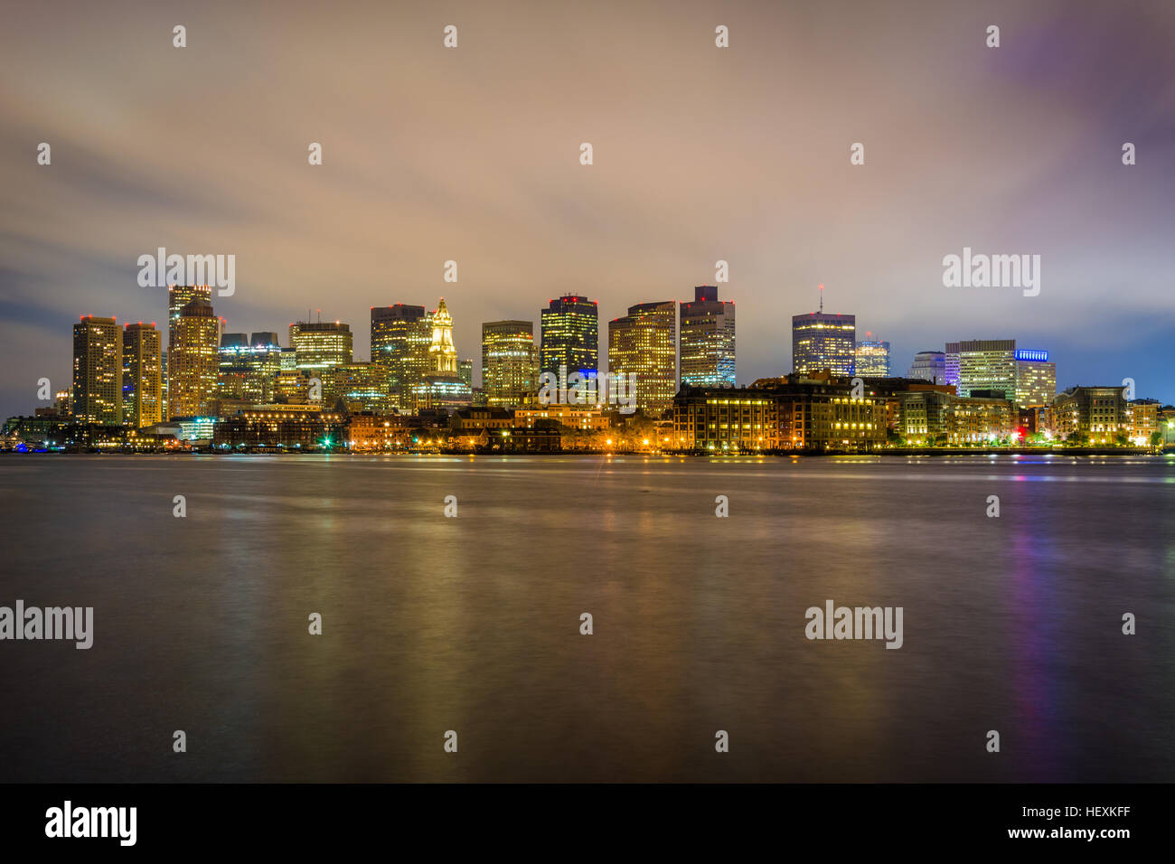 Le Boston skyline vu de LoPresti Parc de nuit, à East Boston, Massachusetts. Banque D'Images