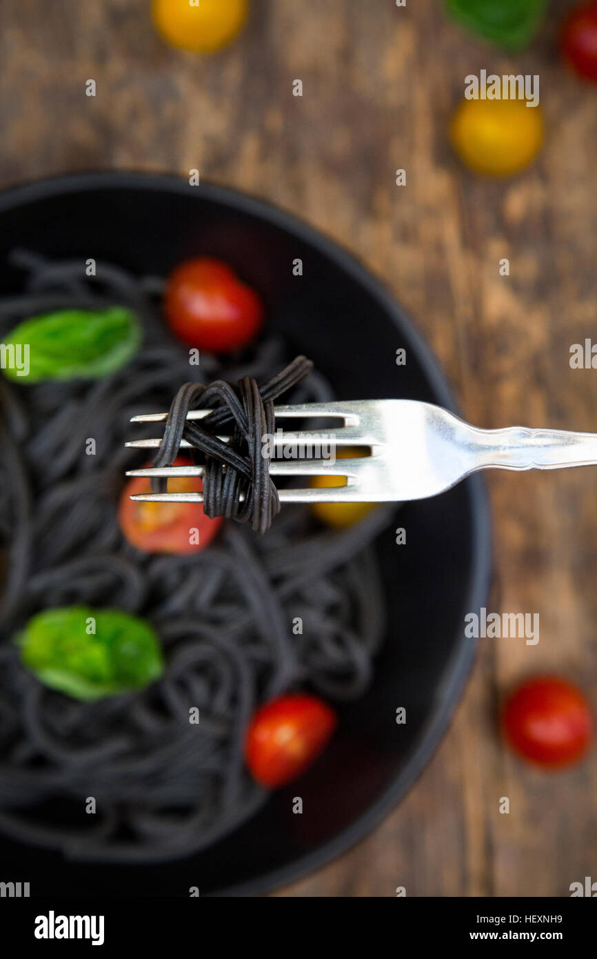 Spaghetti al Nero di Seppia sur fourche Banque D'Images