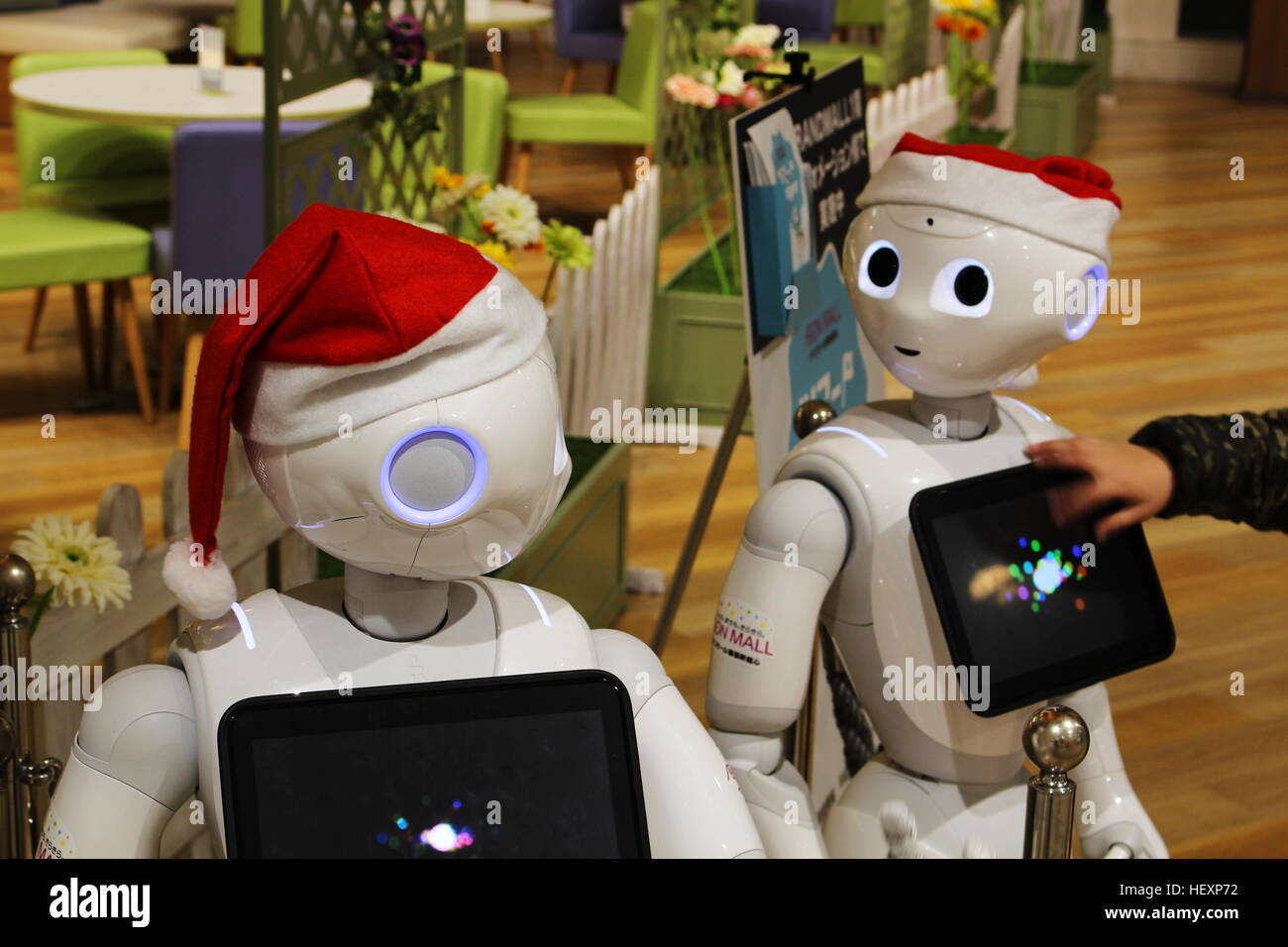 Deux robots Poivre wearing a Santa hats aident les clients dans un centre commercial Aeon à Chiba, au Japon. Décembre 2016. Banque D'Images