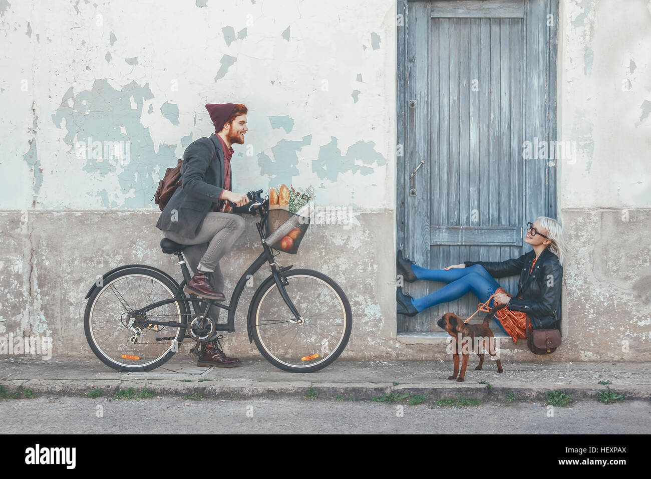 Jeune homme sur location smiling at woman with dog Banque D'Images