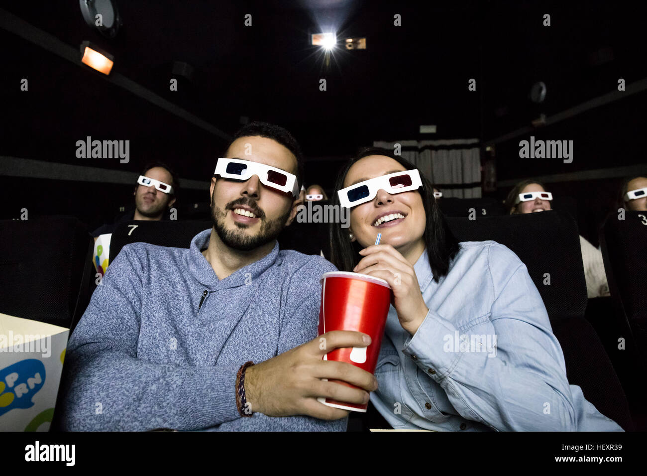 Couple avec lunettes 3D à regarder un film dans un cinéma Banque D'Images