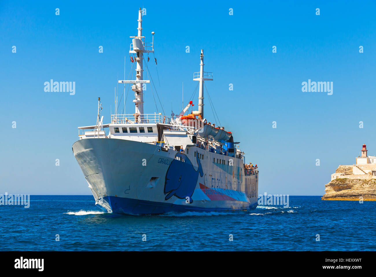 Bonifacio, France - le 2 juillet 2015 : Voyage à partir de la Sardaigne sur le Santa Teresa di Gallura Bonifacio. Ferry entre dans le port de Bonifacio, petite ville portuaire o Banque D'Images