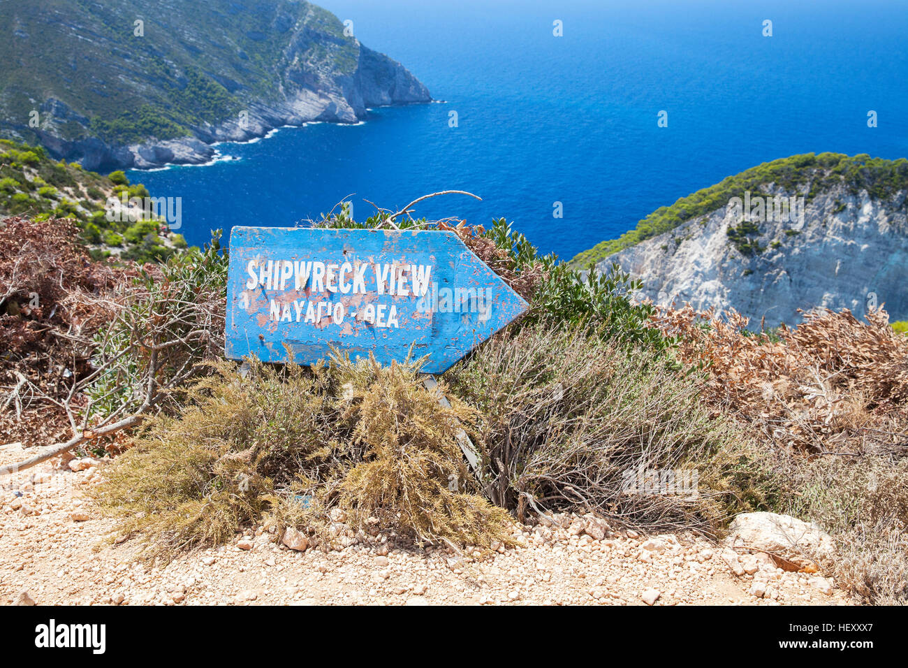 Zakynthos, Grèce - 20 août 2016 : Ancien bleu panneau en bois indique la direction d'épave de vue, la baie de Navagio, Grèce. Landm naturelles les plus populaires Banque D'Images