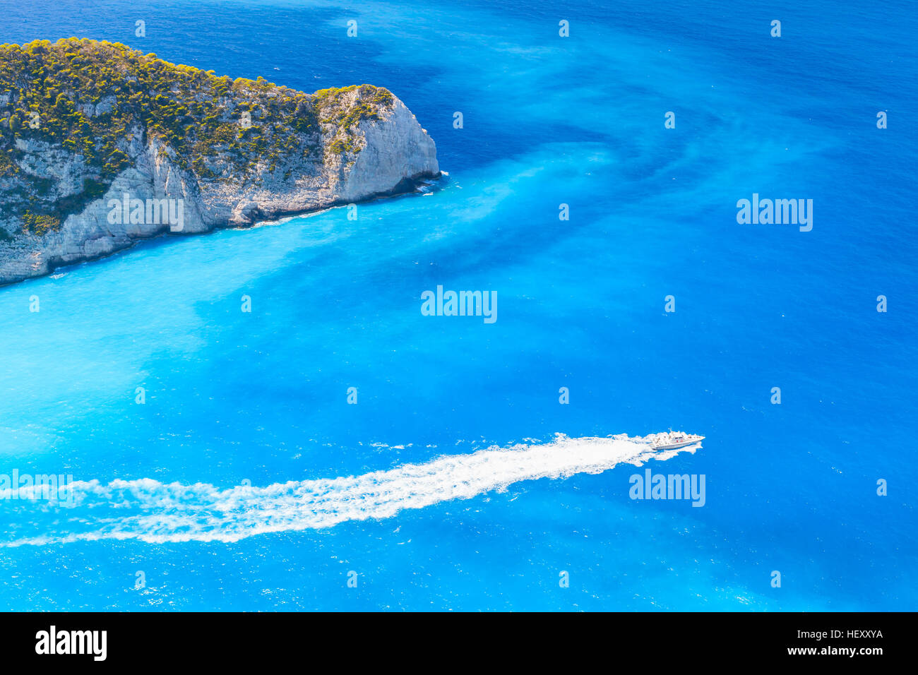 Plaisir motor yacht va sur la baie de Navagio. Le célèbre monument de