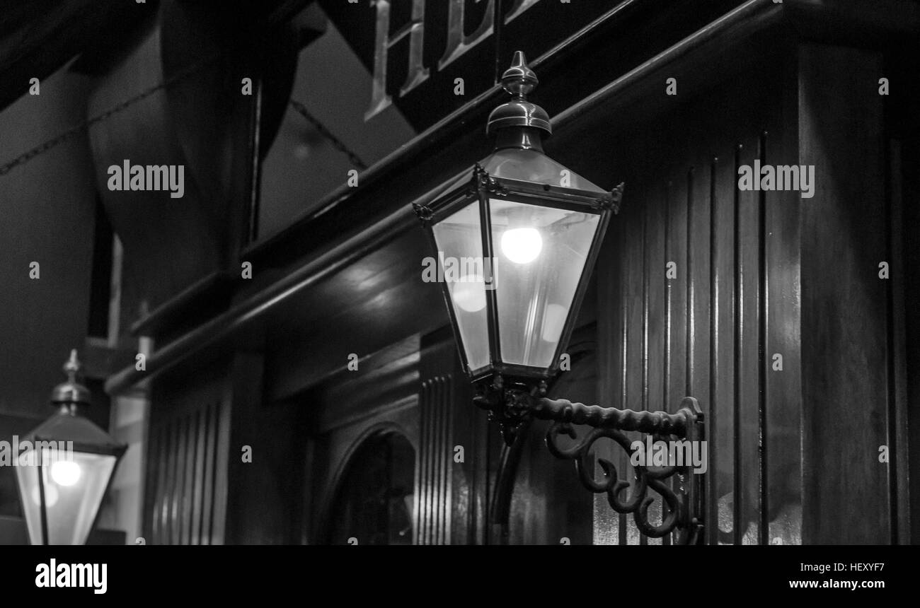 Tourné d'une lampe allumée/lampe de rue Banque D'Images