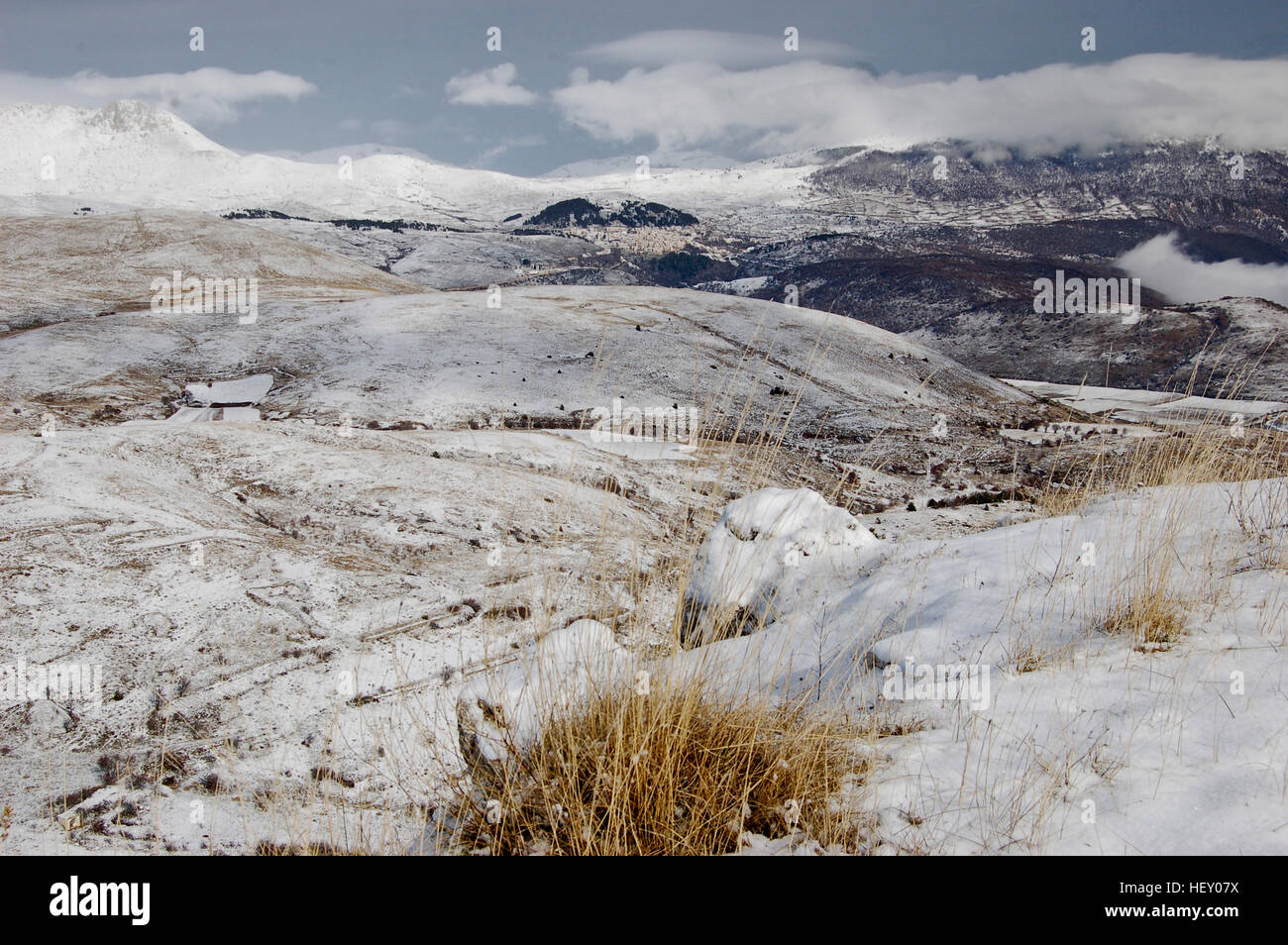 Paysage d'hiver dans les Abruzzes, Italie avec vue de Castel del Monte. Banque D'Images