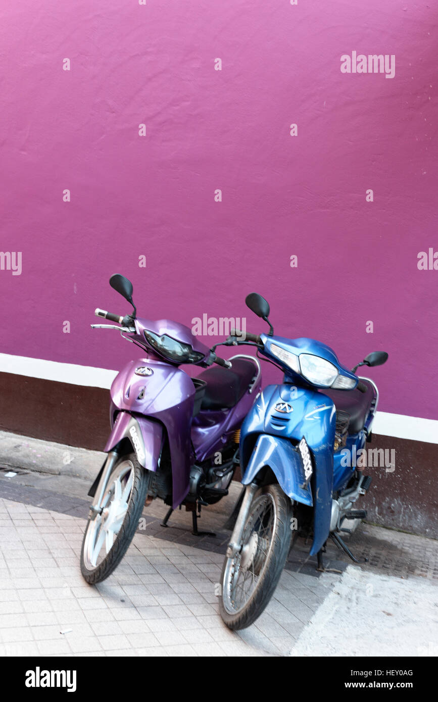 Les motos par des murs colorés dans Carpenter Street, Kuching Banque D'Images