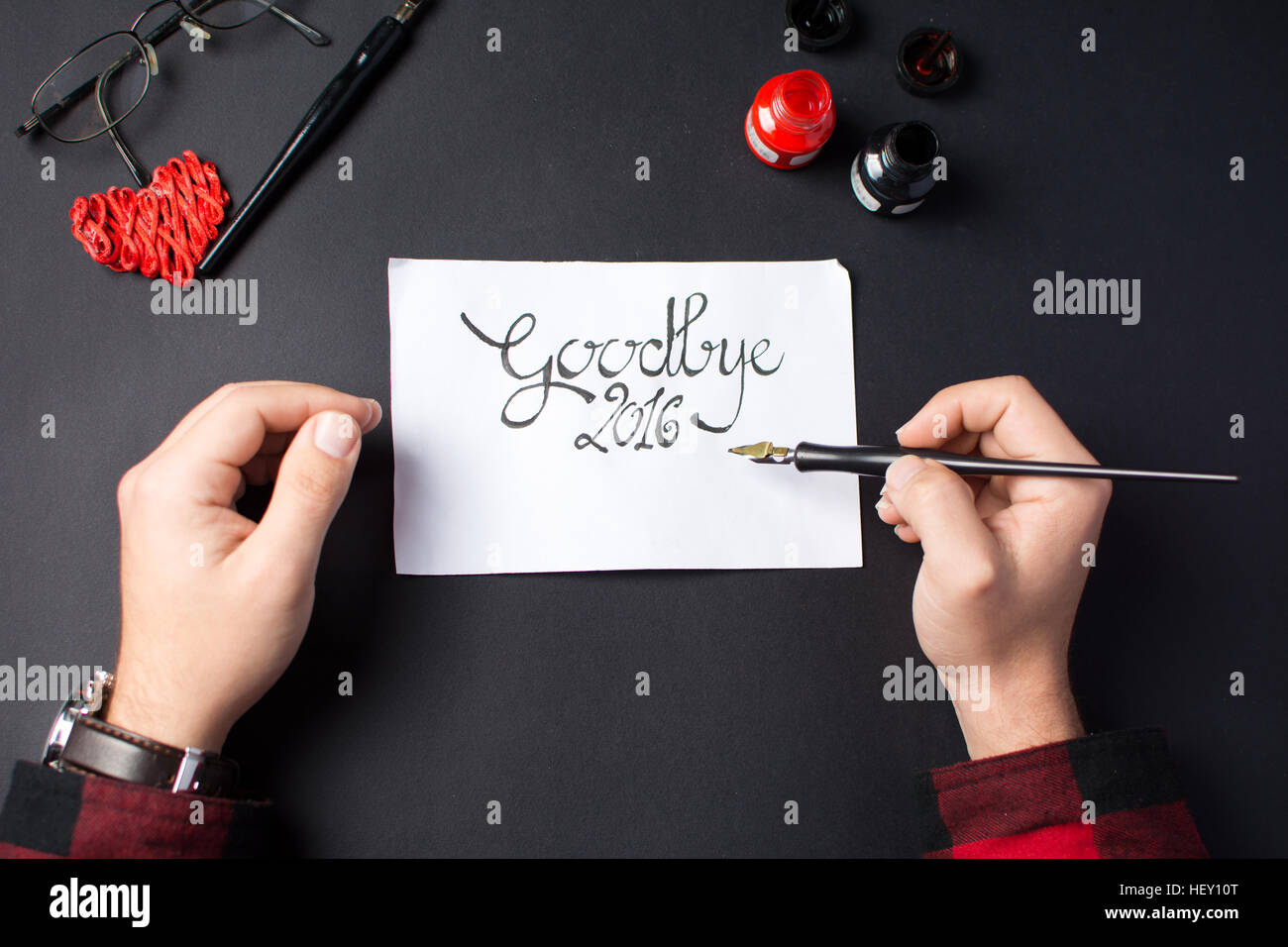 L'écriture de calligraphie au revoir un 2016 à l'encre de la carte Banque D'Images