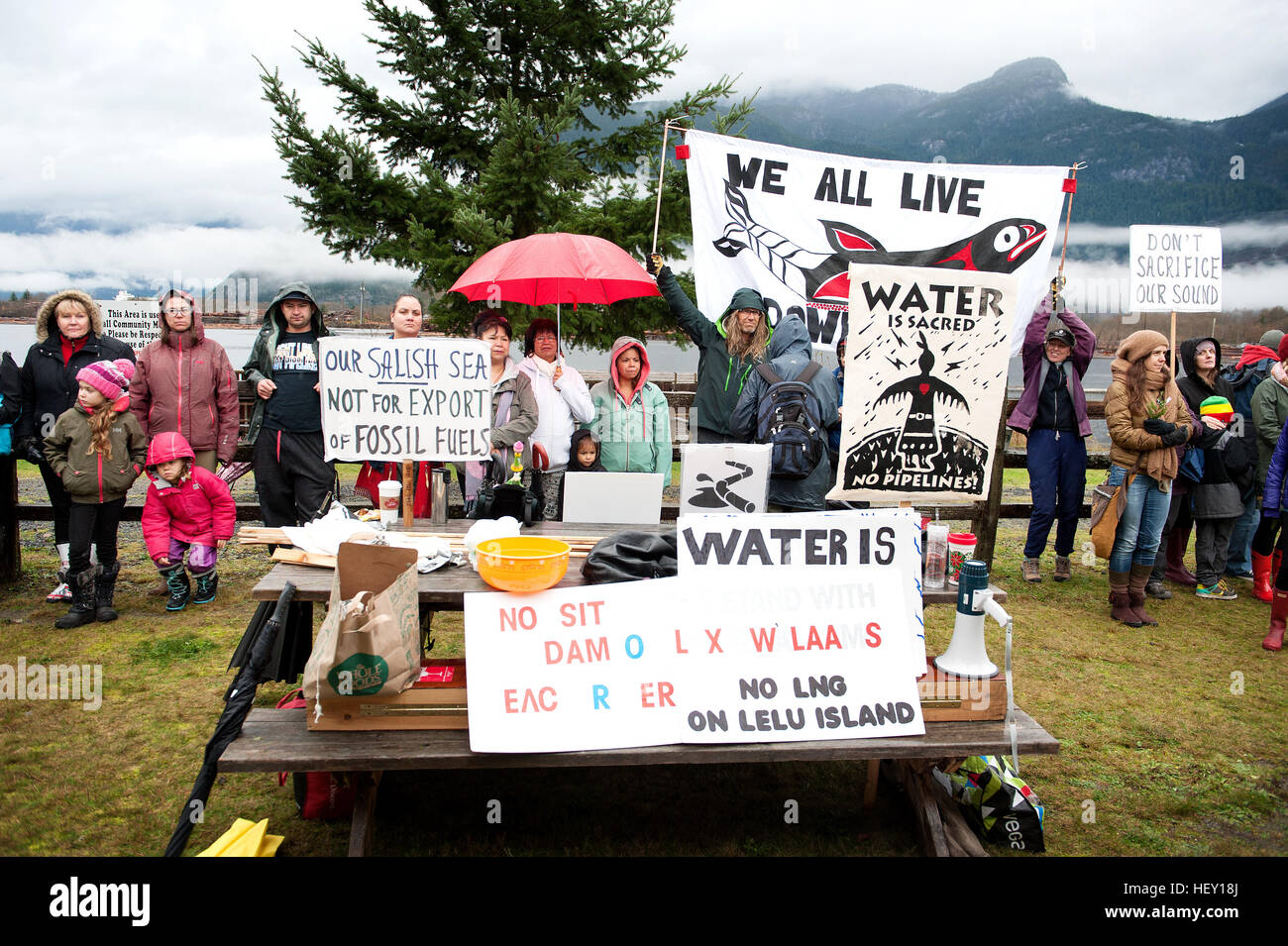 Les Indiens et les membres des Premières Nations à protester contre le projet de GNL projet pipeline. Woodfibre Squamish BC, Canada. Banque D'Images