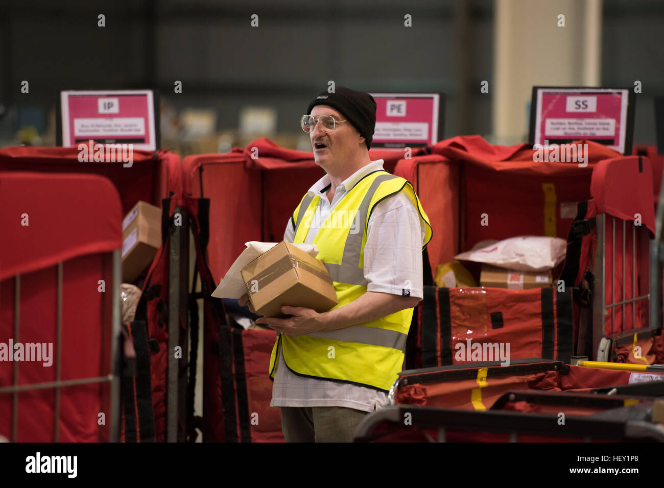 Les travailleurs de Royal Mail temp Noël Noël processus courrier au bureau de tri de Noël Royal Mail à Llantrisant, dans le sud du Pays de Galles, Royaume-Uni. Banque D'Images