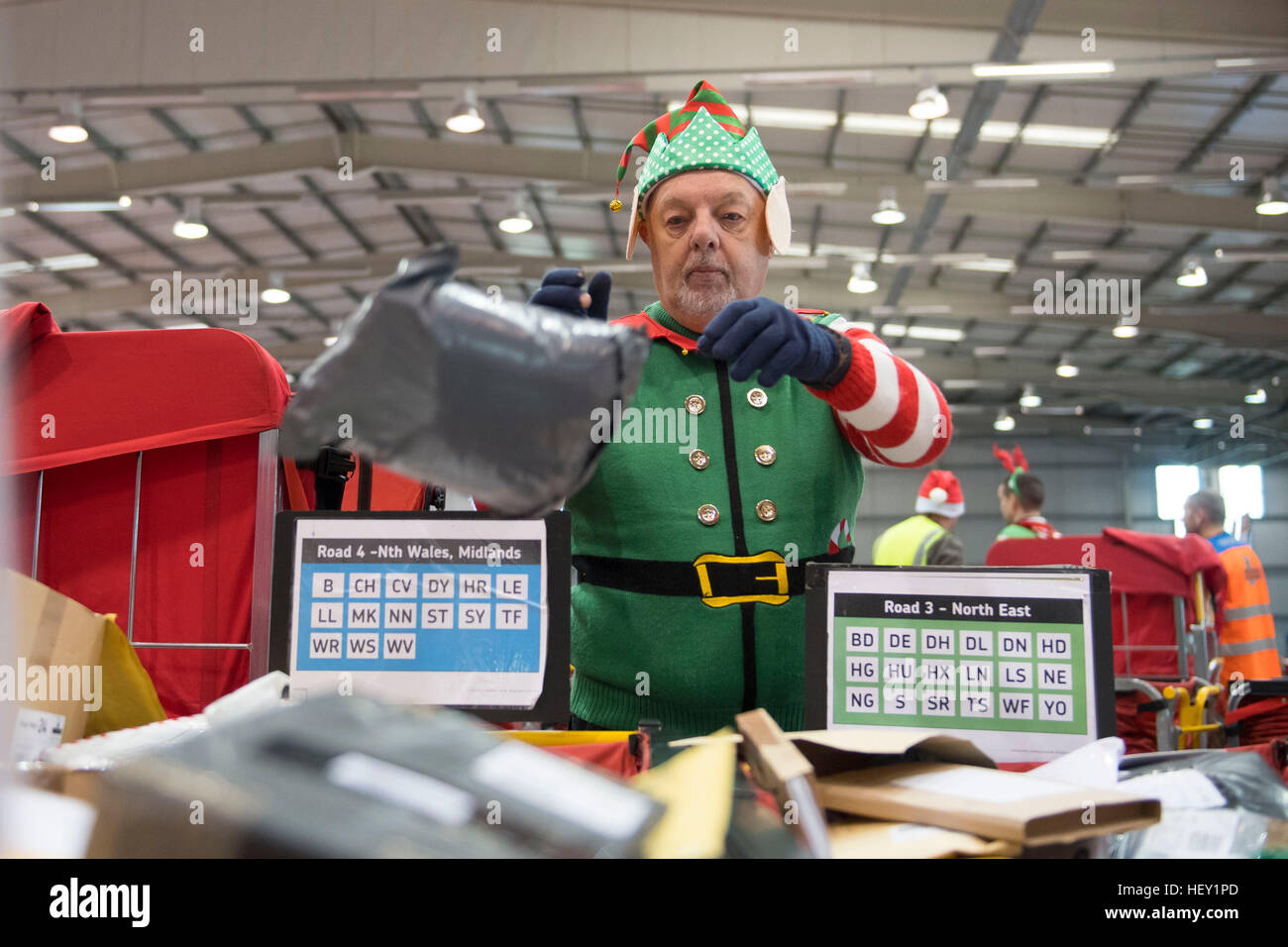 Les travailleurs de Royal Mail temp Noël Noël processus courrier au bureau de tri de Noël Royal Mail à Llantrisant, dans le sud du Pays de Galles, Royaume-Uni. Banque D'Images