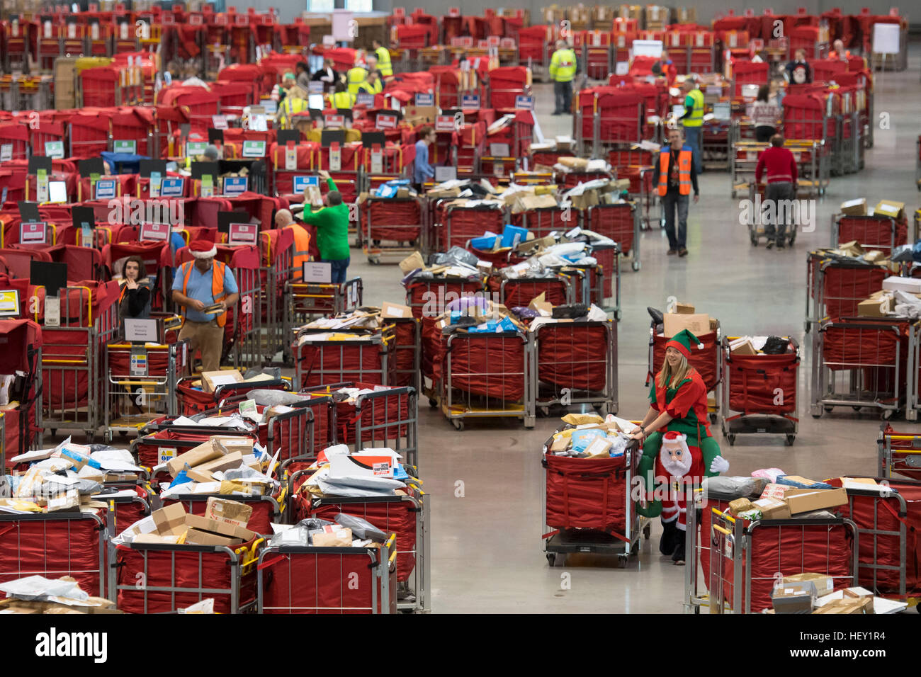 Les travailleurs de Royal Mail temp Noël Noël processus courrier au bureau de tri de Noël Royal Mail à Llantrisant, dans le sud du Pays de Galles, Royaume-Uni. Banque D'Images