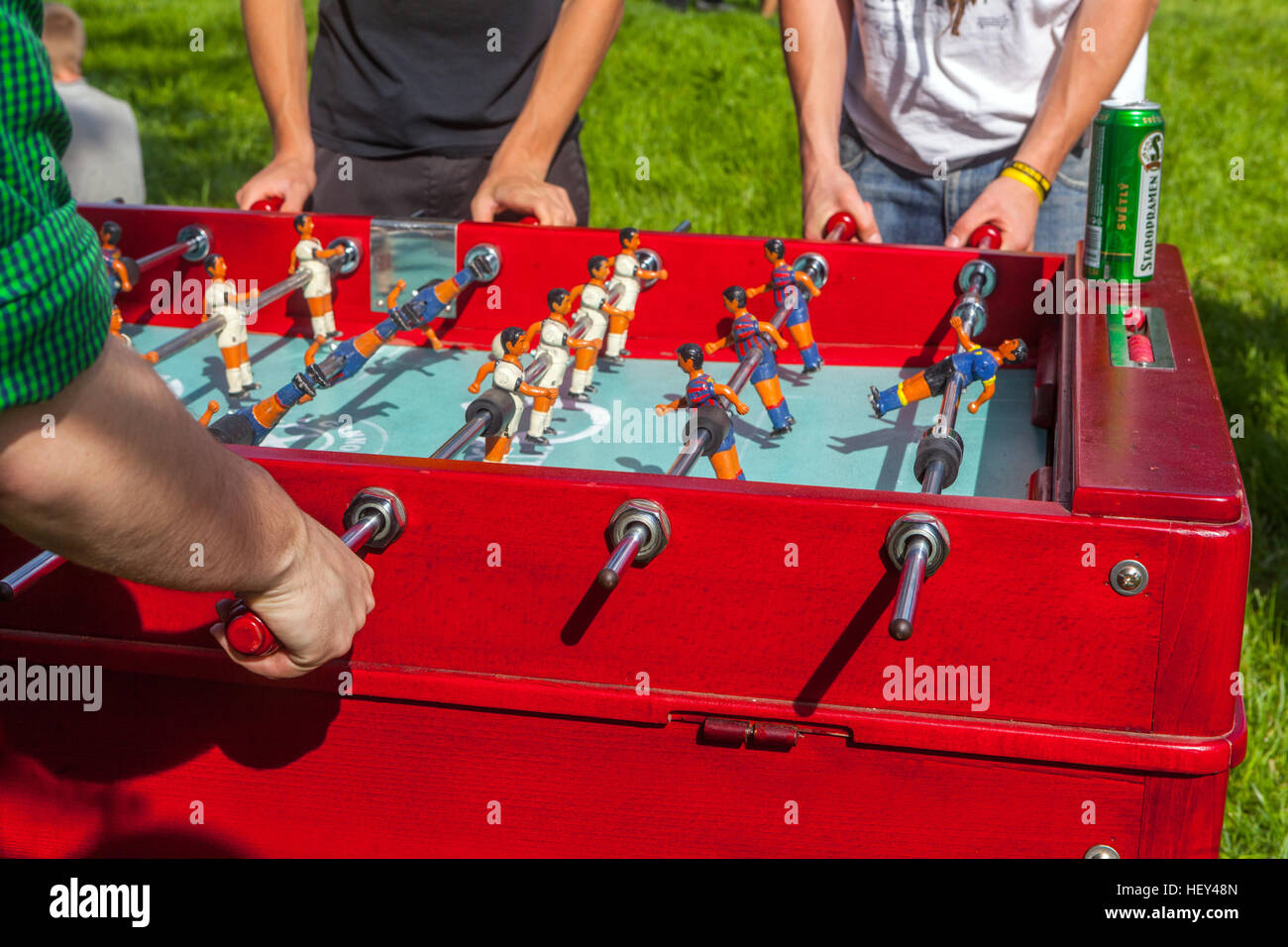 Jeunes amis jouant au baby-foot, activité de loisirs en plein air Banque D'Images