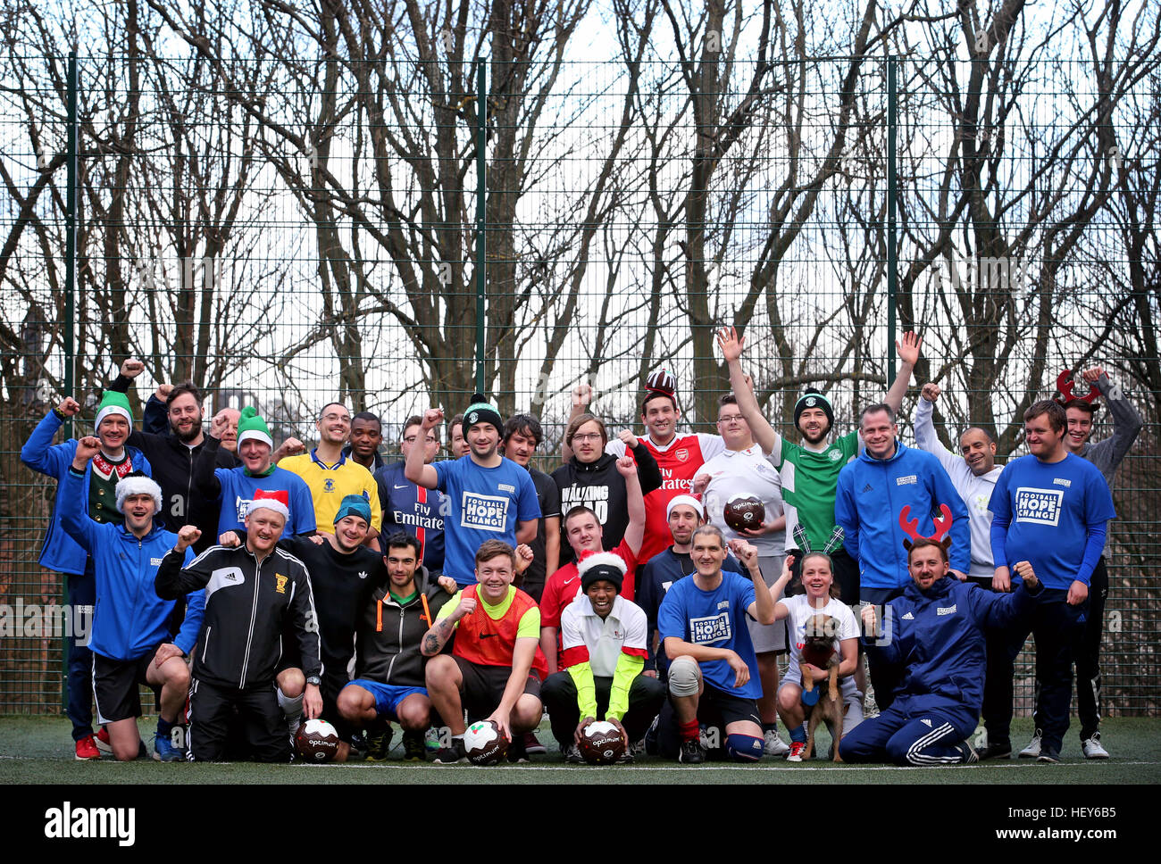 Les membres de la communauté des sans-abri et de charité bénévoles posent pour une photo de l'équipe d'avance sur leur rapport annuel Street Soccer match de football fête l'Écosse à Édimbourg. Banque D'Images