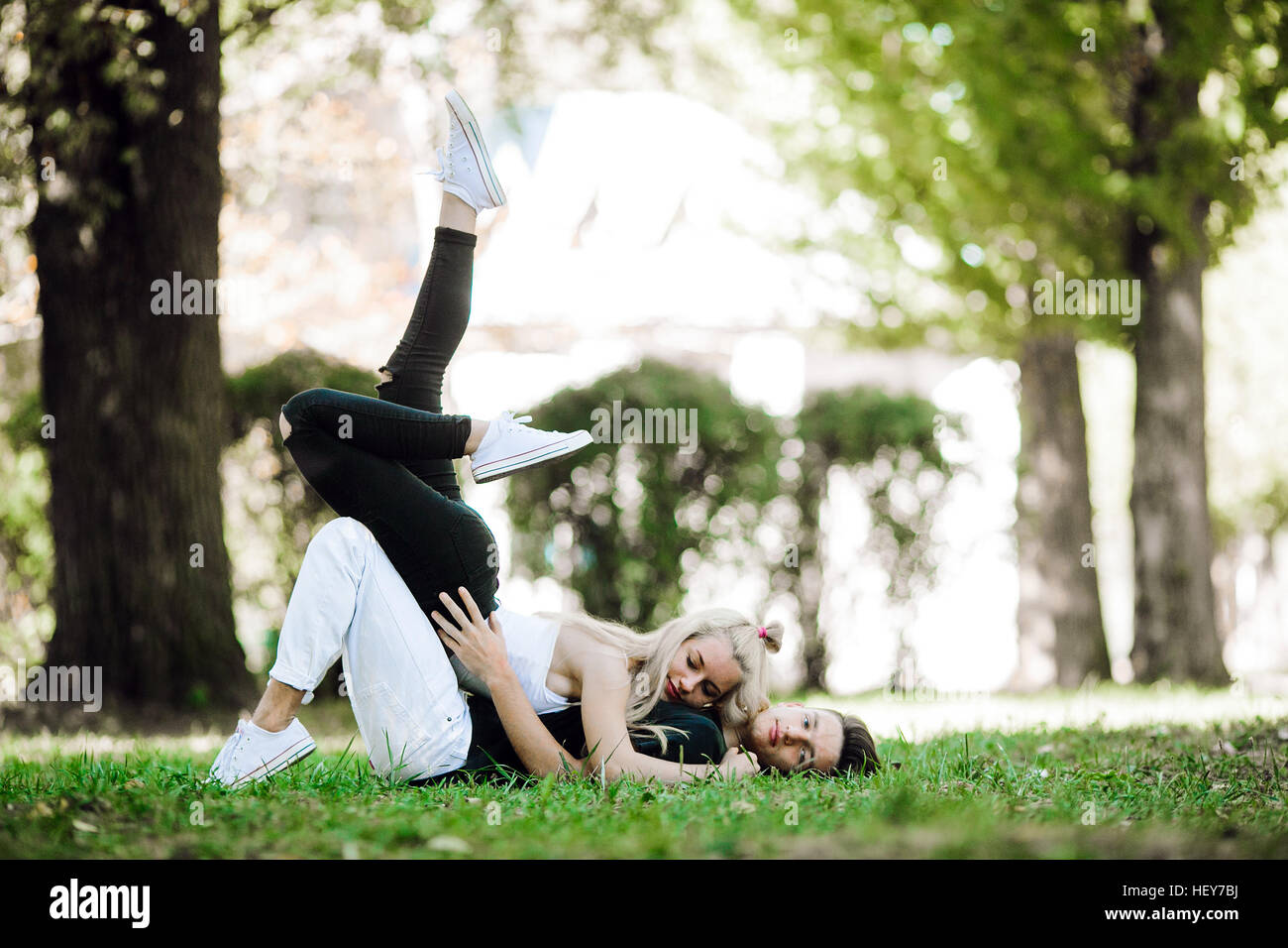 Couple laying on the grass Banque D'Images