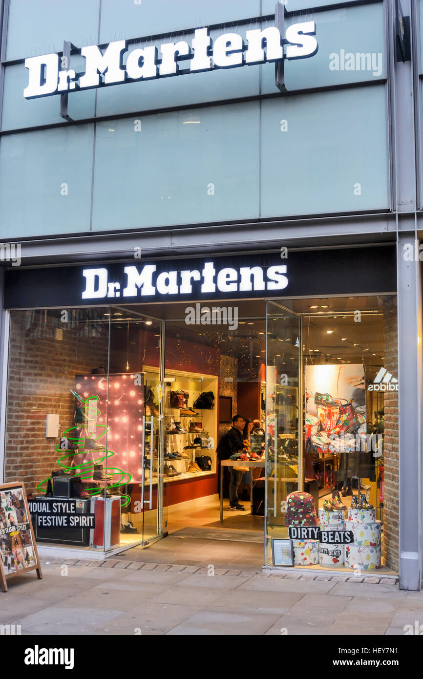 Magasin de chaussures Dr. Martens dans Market Street, Manchester Photo  Stock - Alamy