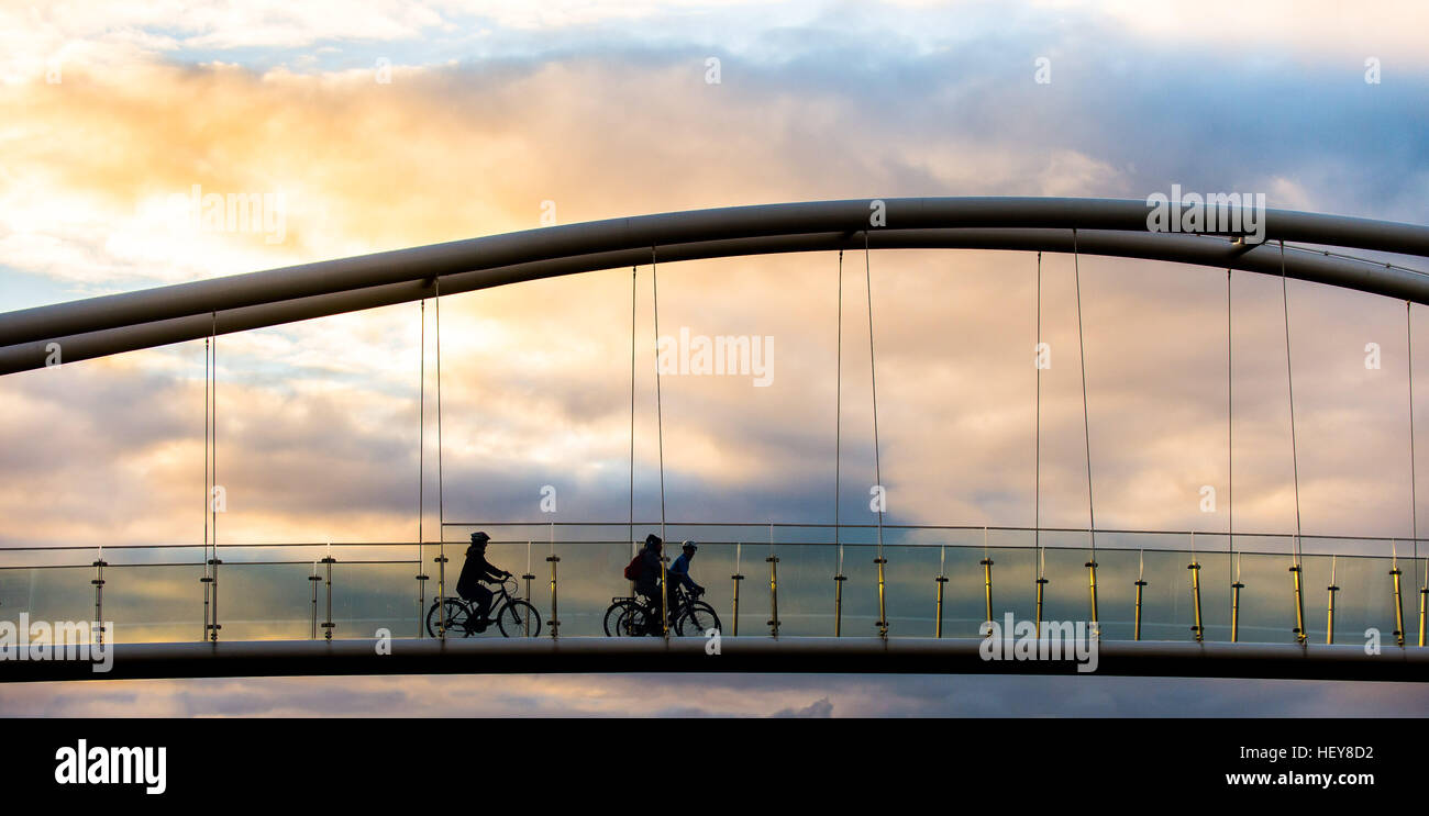 Silhouette de cyclistes cycl (MERCI DE NE PAS SUPPRIMER CETTE LÉGENDE) Copyright 2016 Tous droits protégés. Les photographes contact Banque D'Images