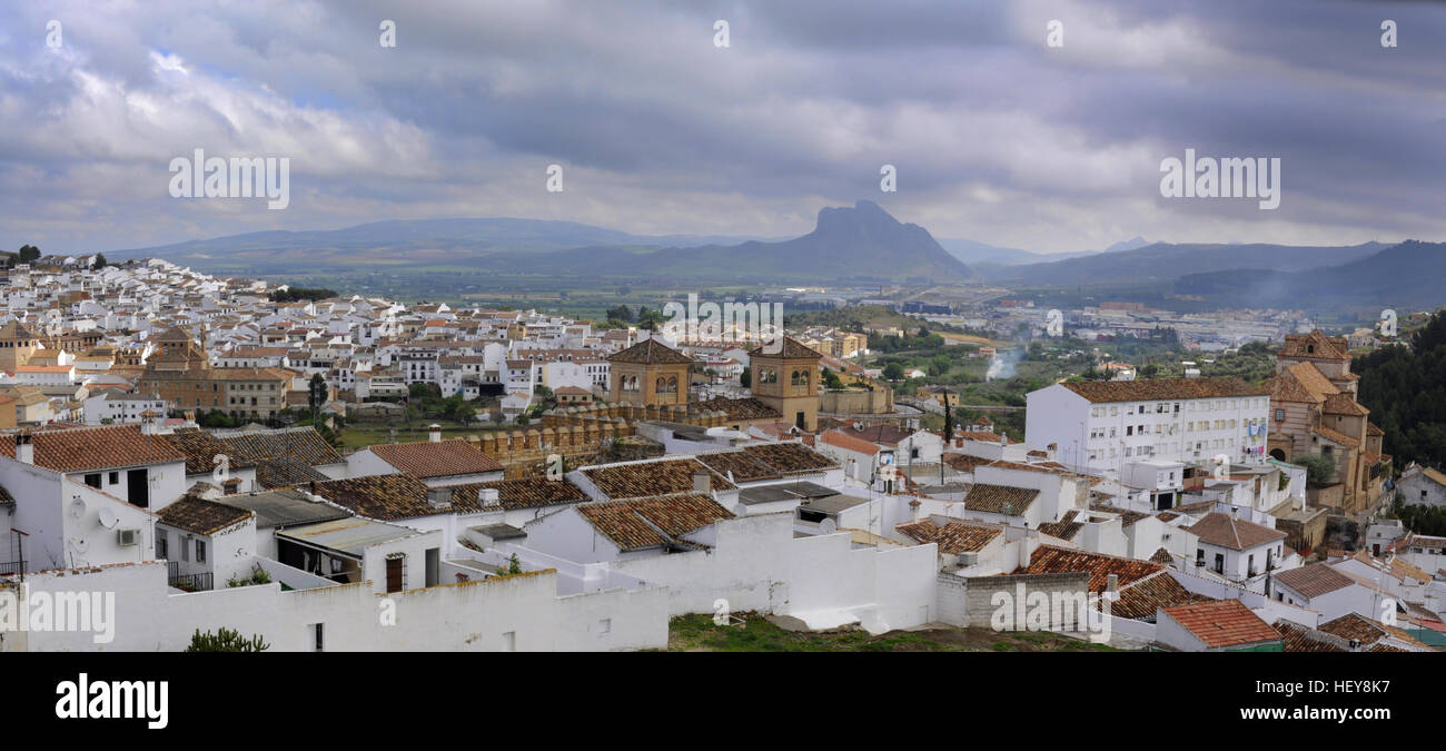 Vue panoramique de la ville de Antequera en Espagne, avec l'amoureux rock hill sur l'arrière-plan Banque D'Images