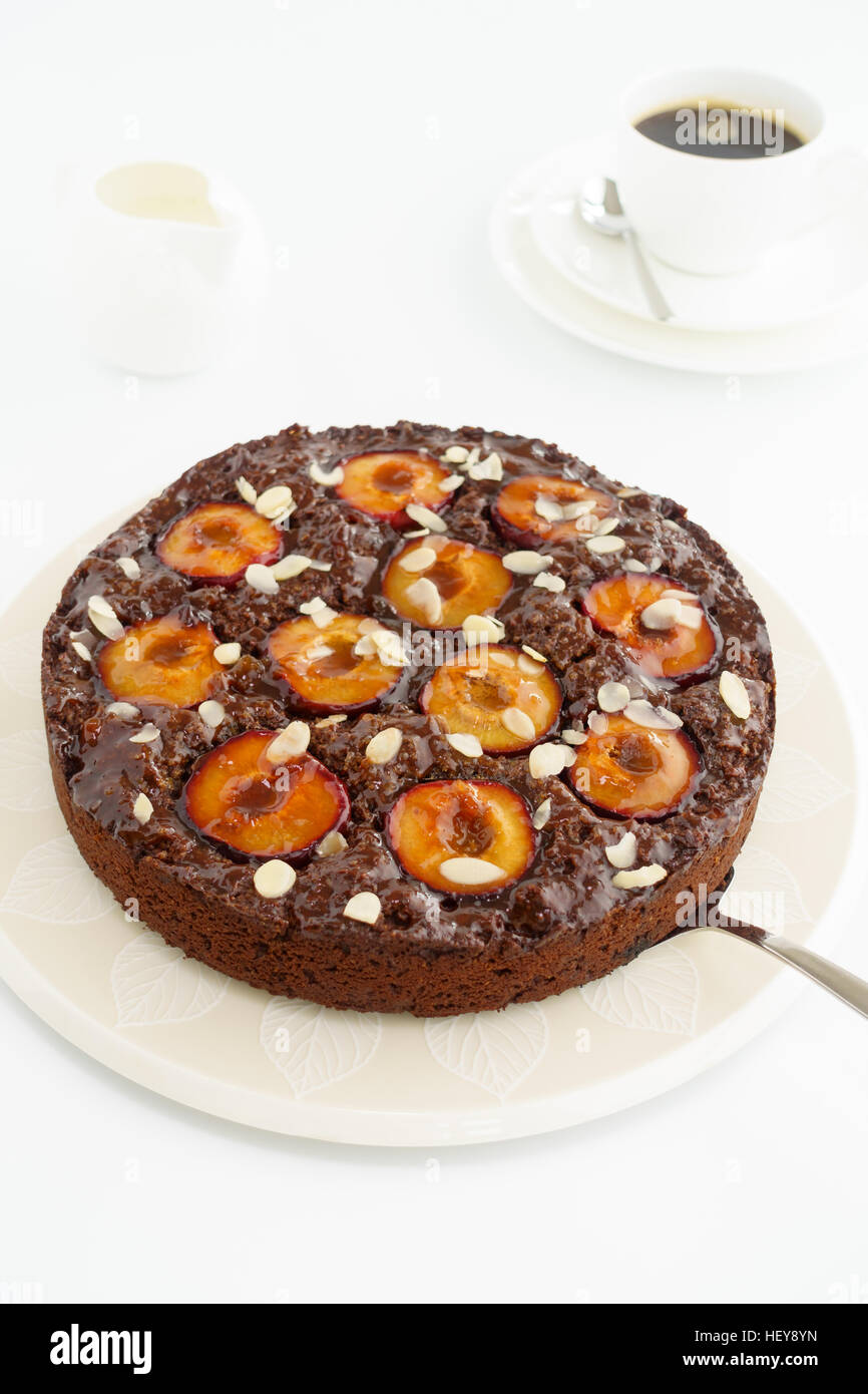 Sticky Chocolate Plum Cake fait maison Banque D'Images