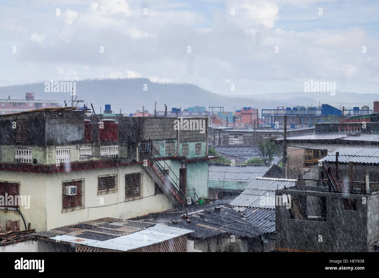 À la recherche sur les toits de Baracoa sous la pluie, Baracoa, Cuba Banque D'Images