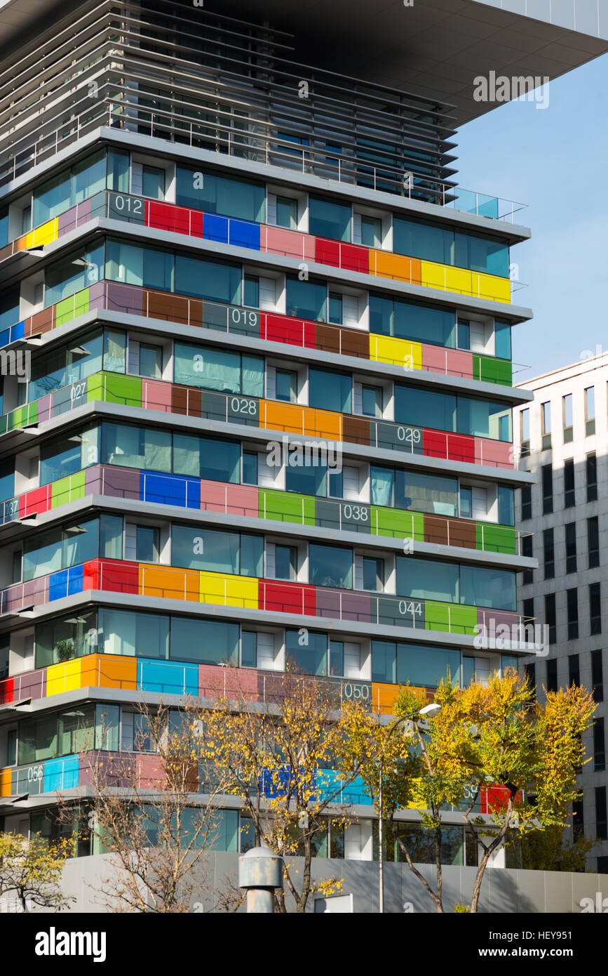 Appartement moderne et coloré près de bloc de Plaza de Castilla, à Madrid. Banque D'Images