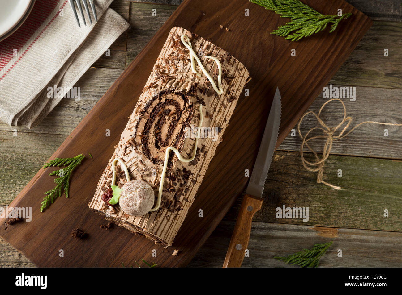 Bûche de Noël au chocolat maison avec mousse et de Givre Banque D'Images