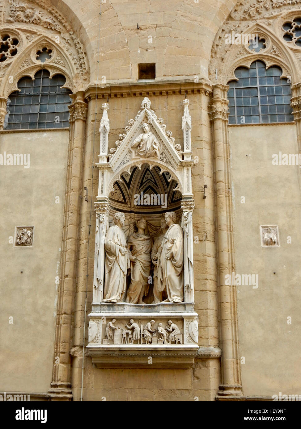 Statues sur mur d'église à Florence Banque D'Images