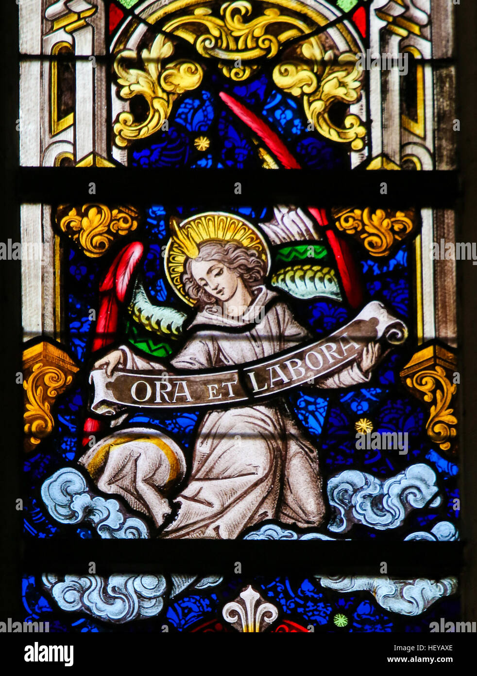 Vitrail représentant un Ange tenant une pancarte Ora et Labore, prier et travailler l'expression se réfère à la pratique monastique chrétienne de travailler Banque D'Images