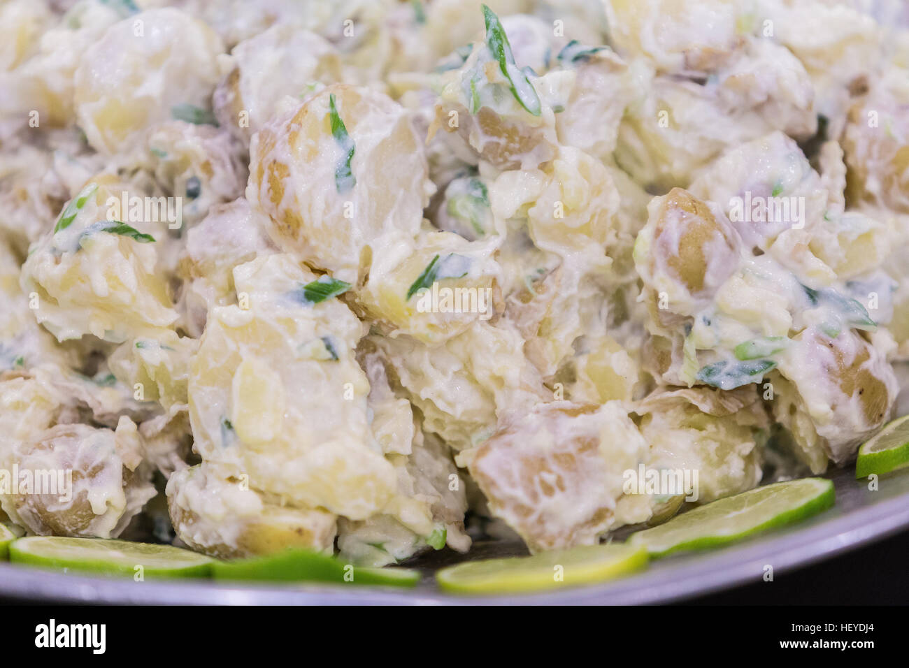 Cuisine de fête traiteur - buffet salade de pommes de terre avec la ciboulette et la mayonnaise à la chaux décoration coupe Banque D'Images