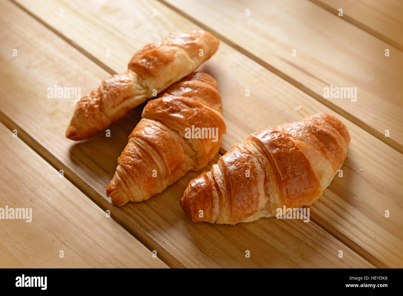 Petit-déjeuner avec café et croissants sur la table en bois Banque D'Images