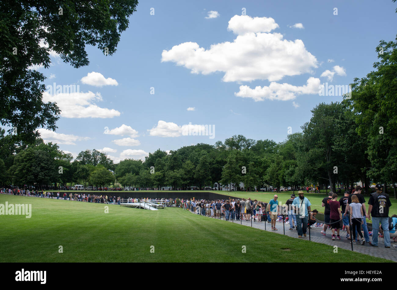 Des réflexions, des personnes et des objets sur la paroi de la Vietnam Veterans Memorial à Washington, DC. Banque D'Images