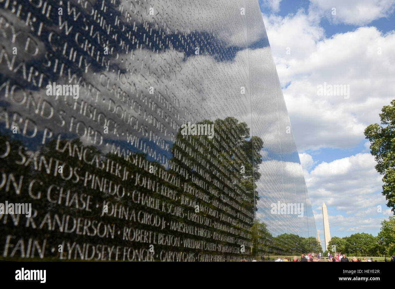 Les nuages et le ciel se reflètent dans le mur de la Vietnam Veterans Memorial à Washington, DC. Banque D'Images