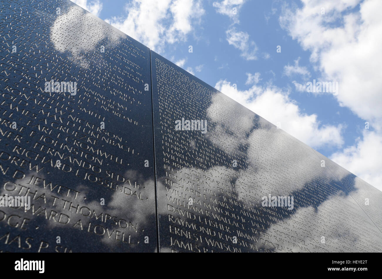 Les nuages et le ciel se reflètent dans le mur de la Vietnam Veterans Memorial à Washington, DC. Banque D'Images