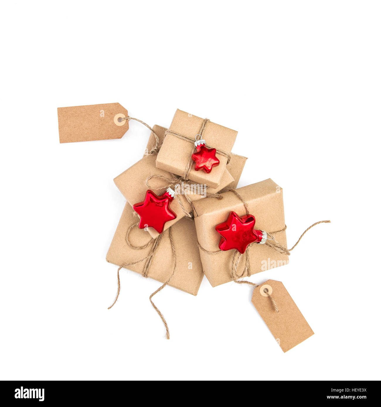 Boîtes cadeaux avec étiquettes et décoration de Noël. Gifts sur fond blanc Banque D'Images