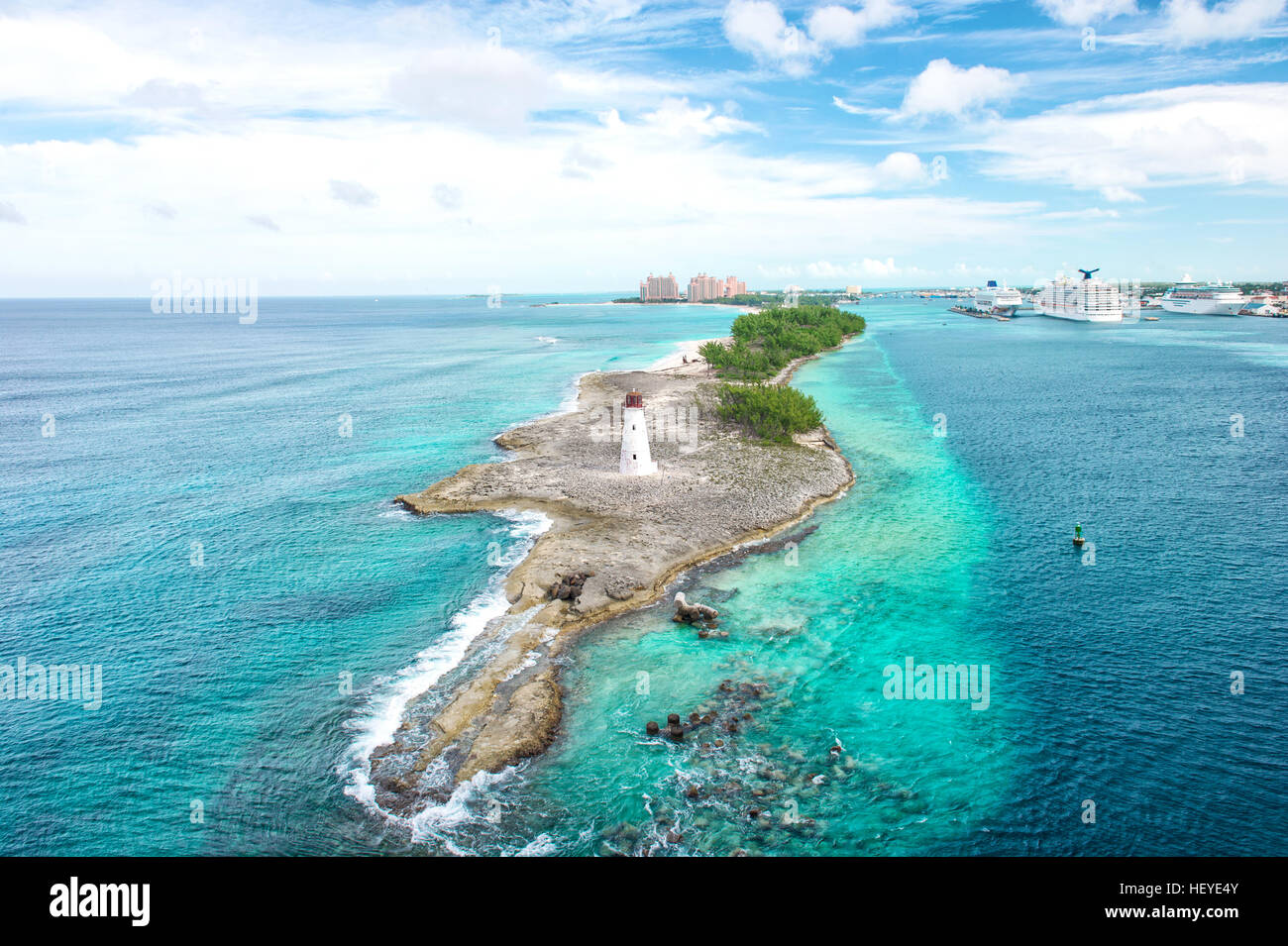 Bahamas. Nassau. Mer des Caraïbes. L'eau turquoise et bleu ciel. Belle nature paysage Banque D'Images