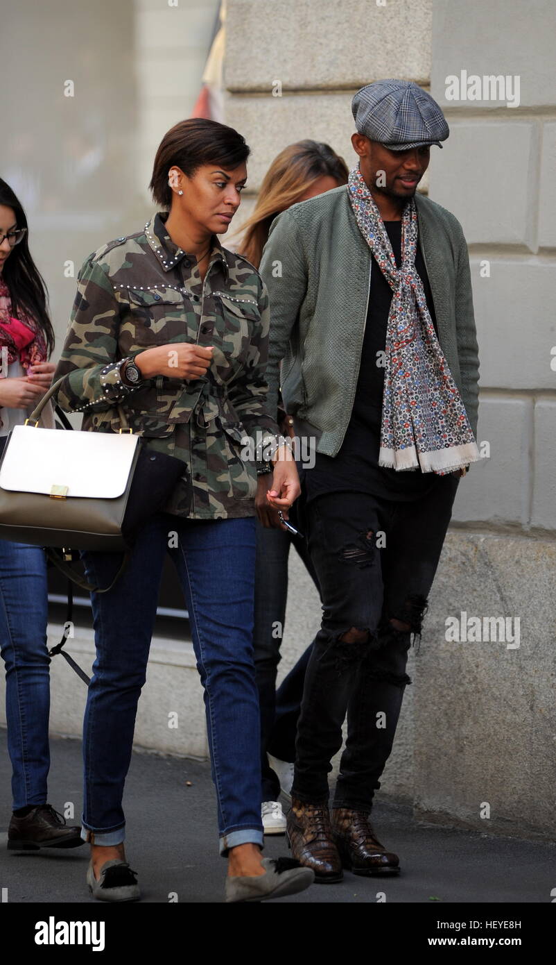 Samuel Eto'o dehors et environ à Milan avec son épouse Georgette comprend : Samuel Eto'o, Georgette Eto'o Où : Milan, Italie Quand : 24 novembre 2016 Crédit : IPA/WENN.com **Uniquement disponible pour publication au Royaume-Uni, USA, Allemagne, Autriche, Suisse** Banque D'Images