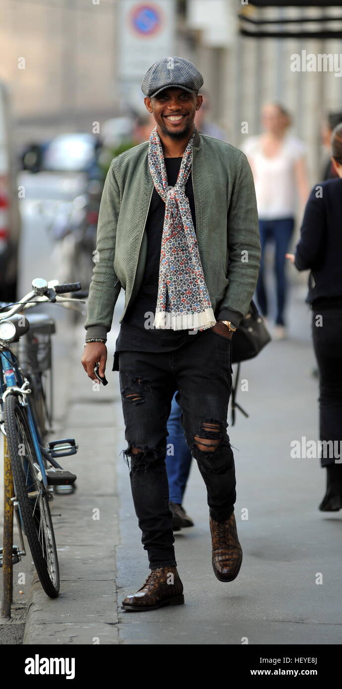 Samuel Eto'o dehors et environ à Milan avec son épouse Georgette comprend : Samuel Eto'o Où : Milan, Italie Quand : 24 novembre 2016 Crédit : IPA/WENN.com **Uniquement disponible pour publication au Royaume-Uni, USA, Allemagne, Autriche, Suisse** Banque D'Images