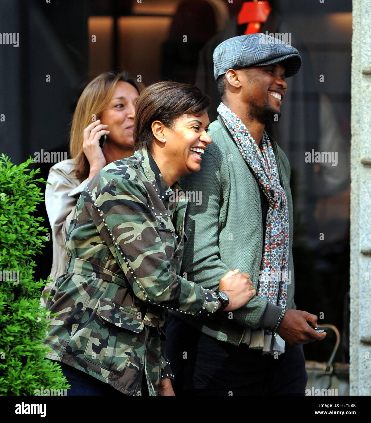 Samuel Eto'o dehors et environ à Milan avec son épouse Georgette comprend : Samuel Eto'o, Georgette Eto'o Où : Milan, Italie Quand : 24 novembre 2016 Crédit : IPA/WENN.com **Uniquement disponible pour publication au Royaume-Uni, USA, Allemagne, Autriche, Suisse** Banque D'Images