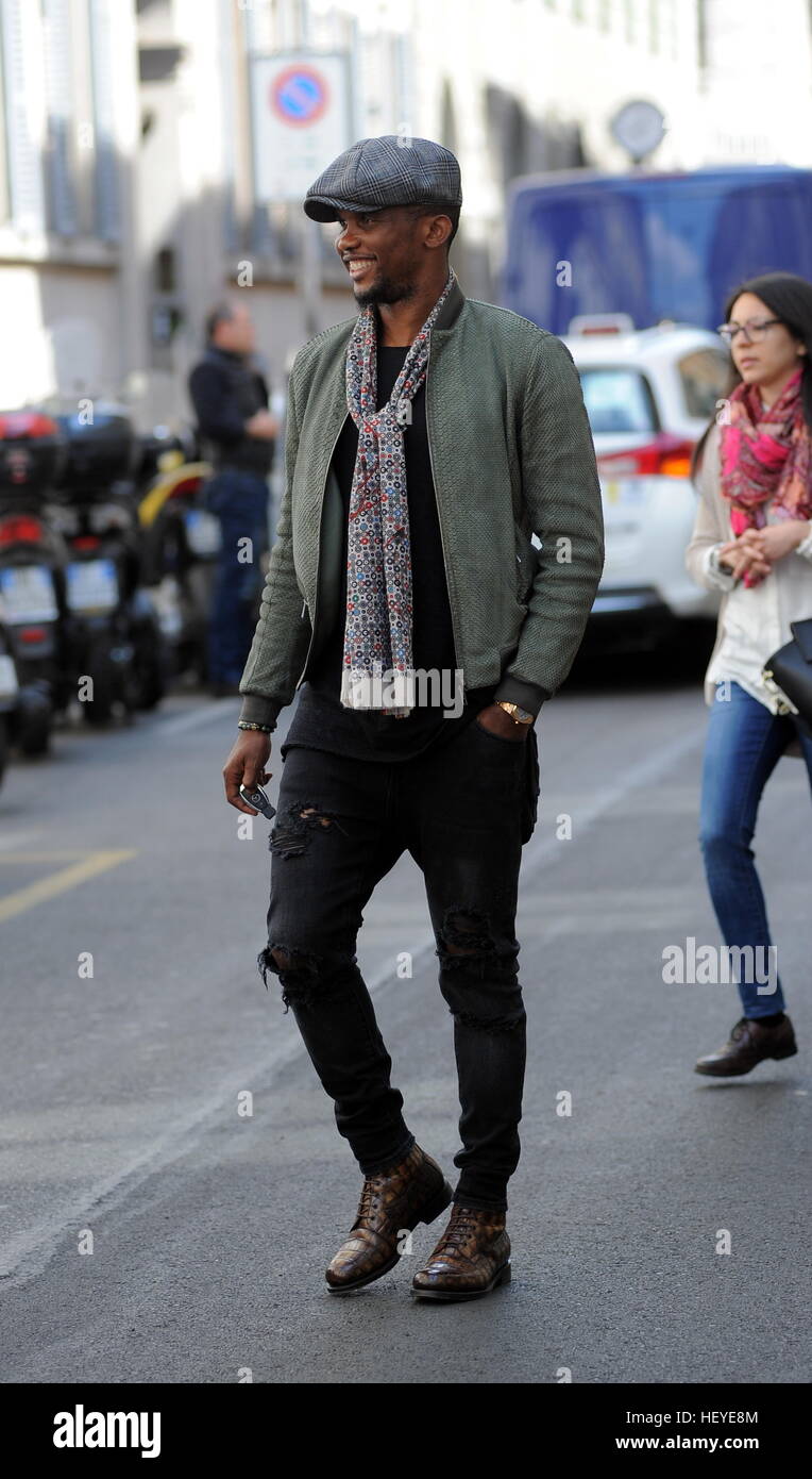 Samuel Eto'o dehors et environ à Milan avec son épouse Georgette comprend : Samuel Eto'o Où : Milan, Italie Quand : 24 novembre 2016 Crédit : IPA/WENN.com **Uniquement disponible pour publication au Royaume-Uni, USA, Allemagne, Autriche, Suisse** Banque D'Images
