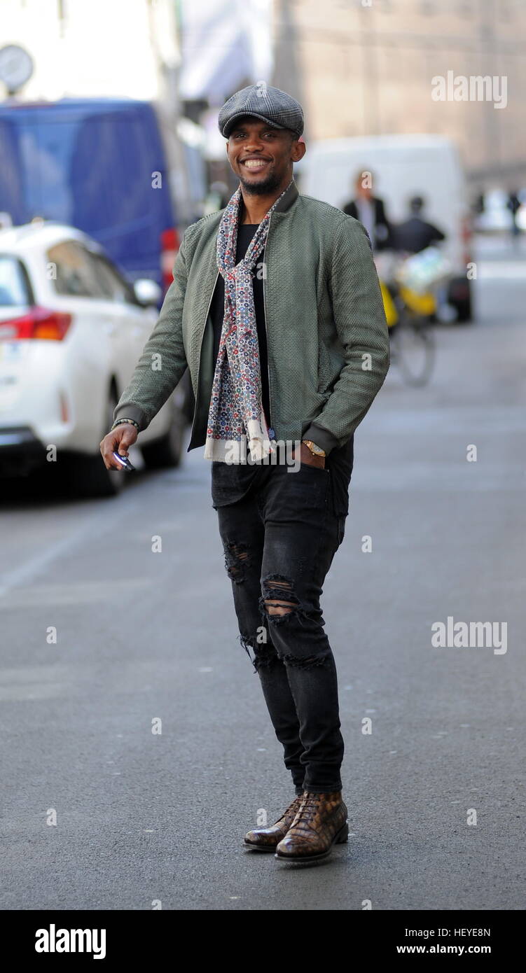 Samuel Eto'o dehors et environ à Milan avec son épouse Georgette comprend : Samuel Eto'o Où : Milan, Italie Quand : 24 novembre 2016 Crédit : IPA/WENN.com **Uniquement disponible pour publication au Royaume-Uni, USA, Allemagne, Autriche, Suisse** Banque D'Images