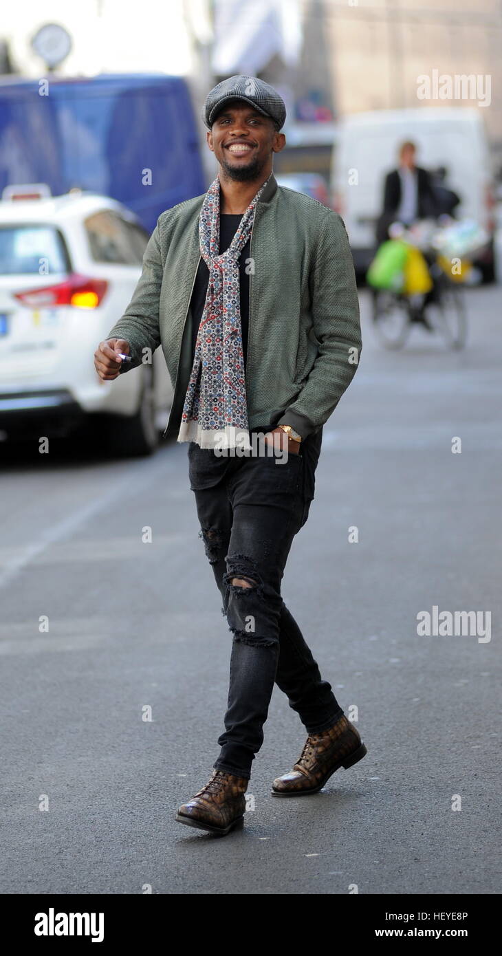 Samuel Eto'o dehors et environ à Milan avec son épouse Georgette comprend : Samuel Eto'o Où : Milan, Italie Quand : 24 novembre 2016 Crédit : IPA/WENN.com **Uniquement disponible pour publication au Royaume-Uni, USA, Allemagne, Autriche, Suisse** Banque D'Images