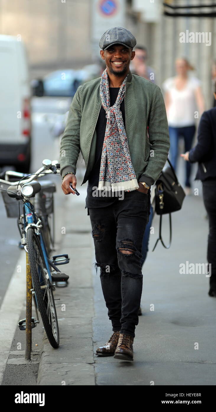 Samuel Eto'o dehors et environ à Milan avec son épouse Georgette comprend : Samuel Eto'o Où : Milan, Italie Quand : 24 novembre 2016 Crédit : IPA/WENN.com **Uniquement disponible pour publication au Royaume-Uni, USA, Allemagne, Autriche, Suisse** Banque D'Images