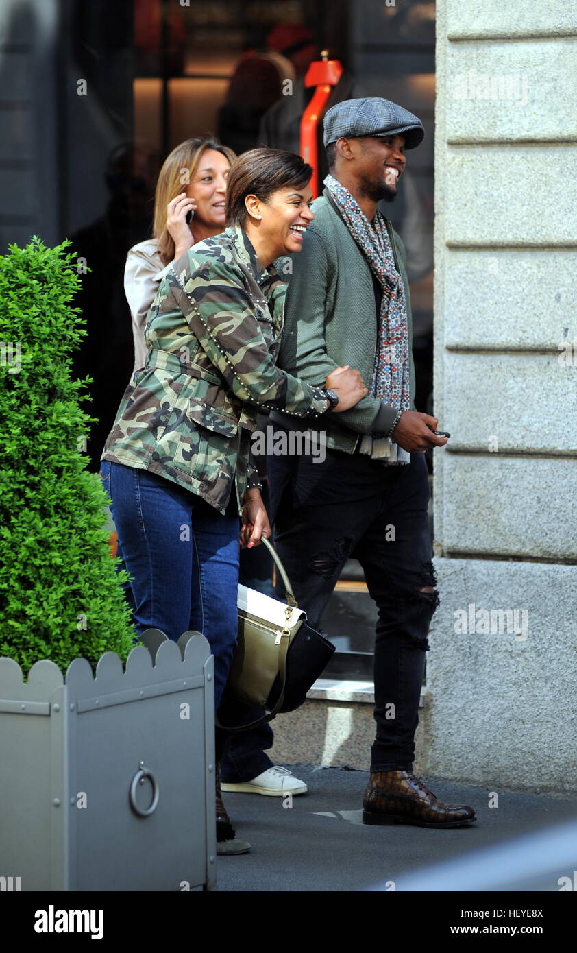 Samuel Eto'o dehors et environ à Milan avec son épouse Georgette comprend : Samuel Eto'o, Georgette Eto'o Où : Milan, Italie Quand : 24 novembre 2016 Crédit : IPA/WENN.com **Uniquement disponible pour publication au Royaume-Uni, USA, Allemagne, Autriche, Suisse** Banque D'Images