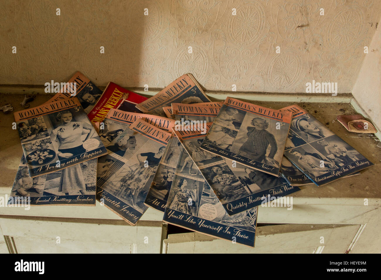 Vieux magazines hebdomadaires de womans l'intérieur d'un magasin à l'abandon ou abandonnées et des locaux d'habitation dans le village de Banham, Norfolk, UK Banque D'Images