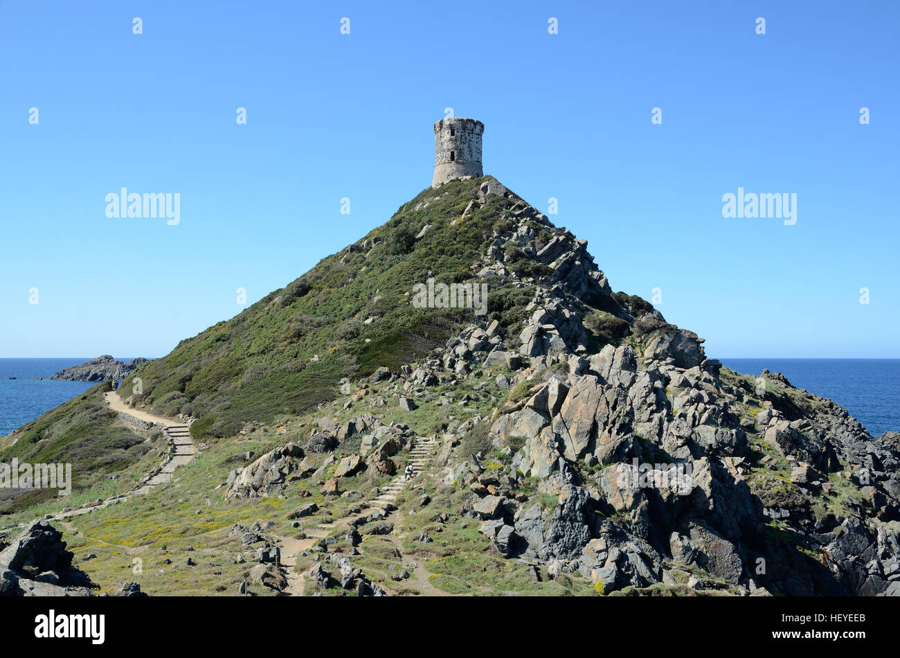 Pointe à Pointe de la Parata avec la tour génoise est situé près des îles Sanguinaires (l'archipel des Sanguinaires) à environ 15 km Banque D'Images
