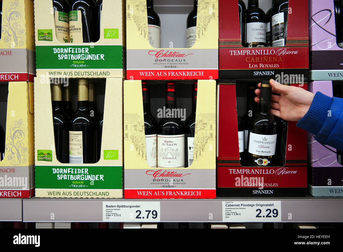 Boissons alcoolisées l'article d'un supermarché discount Aldi en Allemagne Banque D'Images