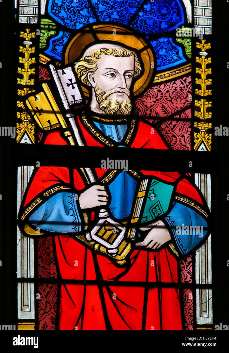 Vitrail représentant Saint Pierre, dans la Cathédrale de Saint-bavon à Gand, Flandre orientale, Belgique. Banque D'Images