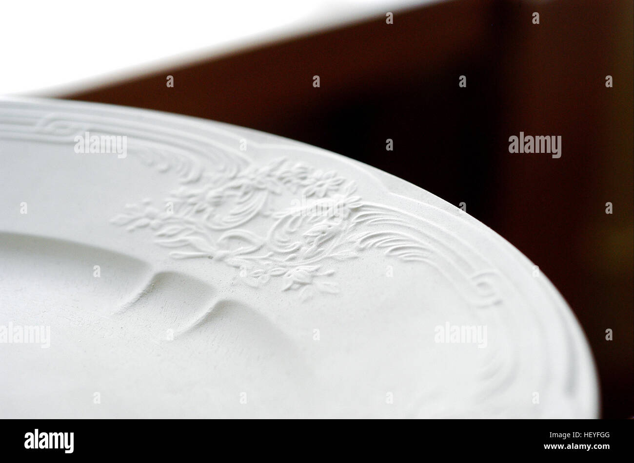 Se concentrer sur une assiette de porcelaine, la Manufacture de Sèvres, France Banque D'Images